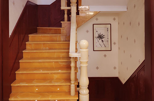 张家口中式别墅室内汉白玉石楼梯的定制安装装饰效果