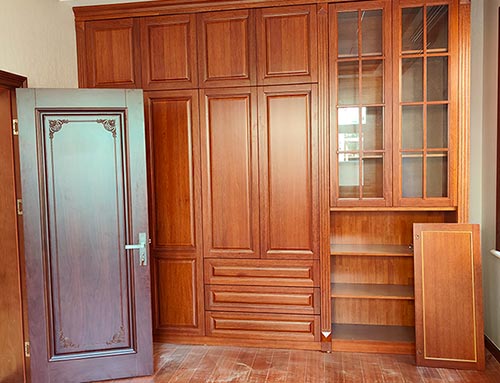 张家口中式家庭装修里定制的实木衣柜效果图